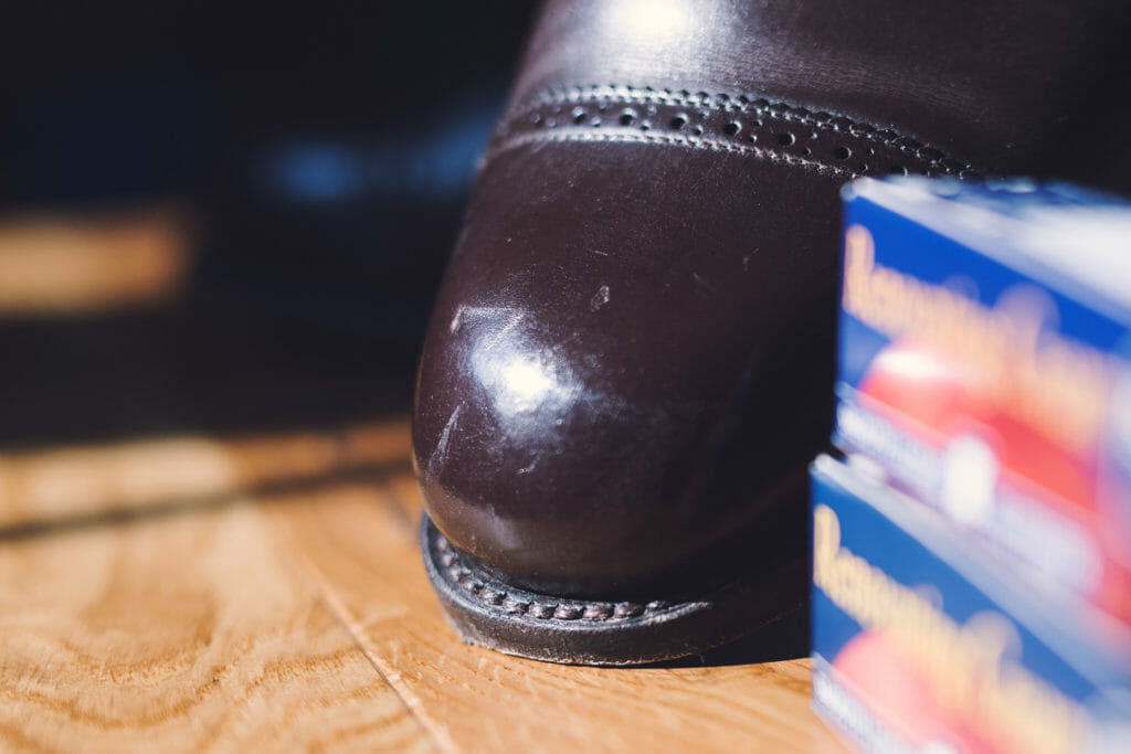 Jak usunąć zarysowania na butach? Dbamy o Buty